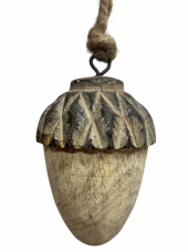 Drevená vianočná guľa – prírodný žaluď z mangového dreva, ručne vyrobená 5×8 cm