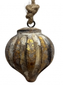 Drevená vianočná guľa z mangového dreva so zlatistou patinou 6×7 cm