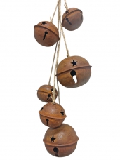 Závesná dekorácia kovové rolničky hrdzavý efekt – sada 6 kusov na jutovom špagáte