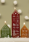 Vianočná sviečka domček – tehlovo červená, 20 cm