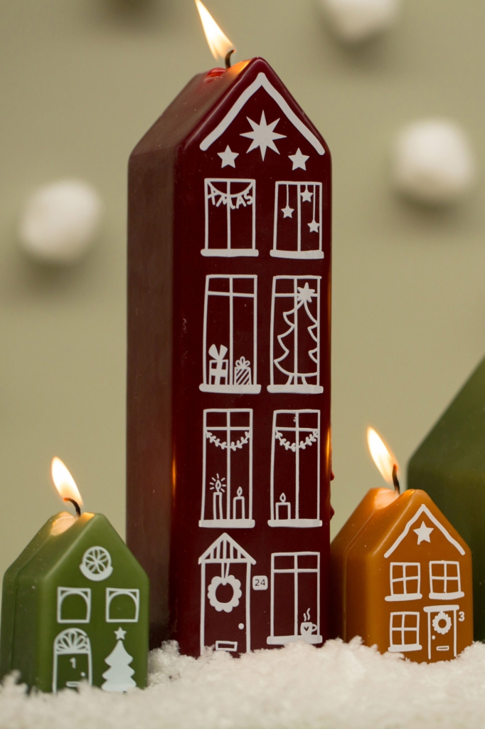 Vianočná sviečka domček – tbordová , 20 cm